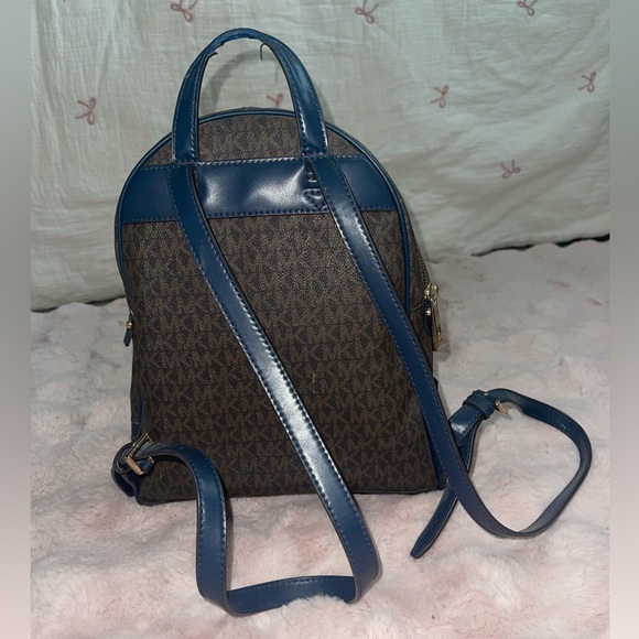 Used Michael Kors Rhea Zip backpack - Picture 4 of 17